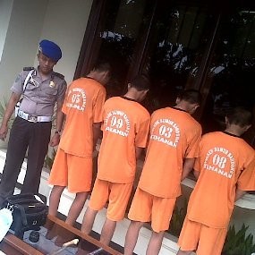Kelompok Drop Out Tebas Tangan Fotografer