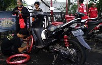 Dengan hanya merogoh kocek sebesar Rp 50 ribu sebagai biaya registrasi, peserta mendapatkan sepasang ban luar dengan ukuran ring 17 untuk motor bebek dan ring 14 untuk motor matik.     