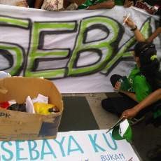 Nasib Persebaya Tak Jelas, Bonek Gelar Aksi Cap Jempol Darah