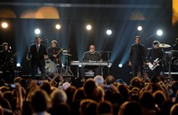 Penampilan memukau dari Blake Shelton, Hunter Hayes, Stevie Wonder dan Luke Bryan di atas panggung. Ethan Miller/Getty Images/AFP.