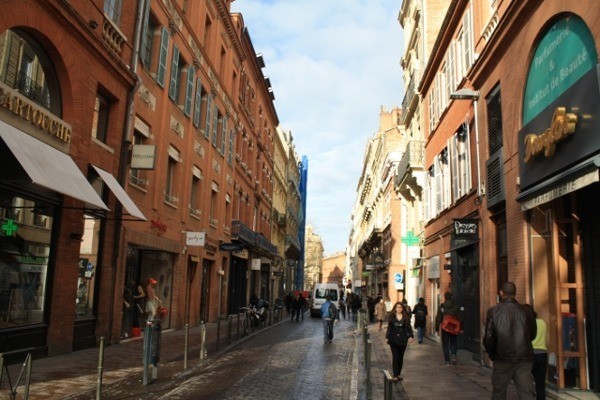 Voila! Pesona Kota Merah Bata di Pinggiran Prancis