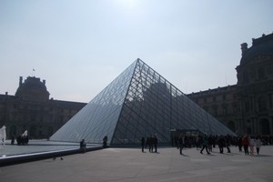 Alamak! Antre Panjang di Museum Louvre Paris