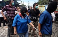 Keduanya tersangka Idham Cholik (50) dengan barbuk sabu seberat 514 gram, dan Elia Kusumayati (40) dengan barbuk sabu seberat 101,8 gram.     