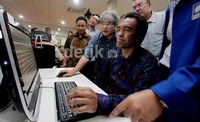 La Ode Ida (duduk) mengisi formulir bakal caleg PAN ditemani Sekjen PAN Taufik Kurniawan (jas PAN) dan Ketua DPP PAN Bara Hasibuan (kacamata, belakang La Ode)
