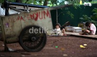 Anak-anak 'Manusia Gerobak'  praktis tidak sekolah dan tak tersentuh pelayanan kesehatan. Para manusia geroba ini mulai beroperasi sekitar pukul 06.00 pagi dan pulang sekitar pukul 19.00 malam.