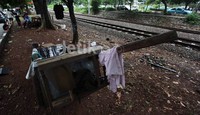 Gerobak ukuran sekitar 1 x 2 meter memiliki multifungsi sebagai tempat barang barang bekas dan juga tempat tinggal.