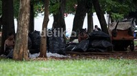 Kebanyakan dari mereka berprofesi sebagai pemulung, mencari barang bekas kemudian dijual kembali.