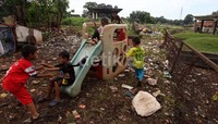 Anak-anak bermain di area Pemakaman di Kebon Nanas, Cipinang Selatan, Jakarta Timur, Senin (8/4).