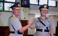 Kapolda Daerah Istimewa Yogyakarta (DIY) Brigjen Pol Sabar Rahardjo (kiri) bersalaman dengan penggantinya, Brigjen Pol Haka Astana.