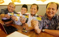 Pimpinan DPW PKS DKI Jakarta menunjukan kartu pemenangan Partai Keadilan Sejahtera (PKS) DKI Jakarta, Senin (8/4/2013).
