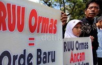 Seorang anak kecil ikut berdemo menolak RUU Ormas.