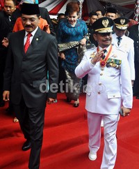 Gubernur Sulsel dua periode, Syahrul Yasin Limpo berjalan beriringan dengan Mendagri menuju podium pelantikannya.