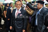 Ketua Umum Golkar Aburizal Bakrie tidak mau ketinggalan menghadiri pelantikan Syahrul yang merupakan Ketua DPD I Golkar Sulsel.