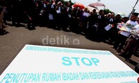 Mereka membentangkan spanduk menolak penutupan rumah ibadah secara sepihak.
