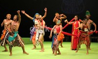 Garin mementaskan 'Selendang Merah ' di Teater Besar ISI Surakarta. Seperti dua garapan sebelumnya ('Iron Bed' dan 'Tusuk Konde'), Garin juga mengajak tim kreatif dari Solo dari penari dan penata gerak, penata maupun pemusiknya, penata kostum, hingga penata panggung.
