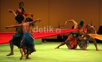 Garin menyebut menyebut pementasan itu sebagai garapan Jawa multi-kultur.     