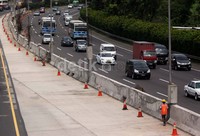 Sejumlah kendaraan melintas di sebelah pelebaran jalan tol di Gerbang Tol Halim, Jakarta, Senin (08/04).