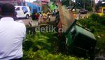 Truk Tronton Terperosok di Tasikmalaya