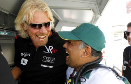 Kalah Taruhan di F1, Richard Branson Akan Jadi Pramugari
