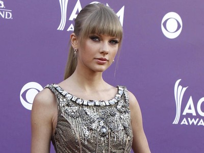 Taylor Swift Cantik Bak Boneka