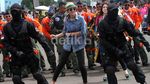 Ketika Luna Maya Bergoyang dengan Para Tentara