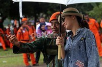 Salah satu tentara pun tak lupa untuk foto bareng Luna Maya. Gus Mun/detikHOT.