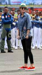 Ketika Luna Maya Bergoyang dengan Para Tentara