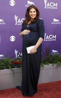 Vokalis Lady Antebellum, Hillary Scott pamer perut hamilnya di red carpet. REUTERS/Steve Marcus.