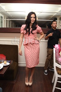 Cantiknya Raisa dalam balutan dress pink polkadotnya. (dok. Wolipop)