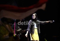 Rok kuning Raisa membuatnya menjadi sorotan. (dok. detikHOT)