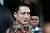 Sang suami terlihat tenang.