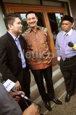 Sidang Cerai, Suami Venna Melinda Tampak Tenang