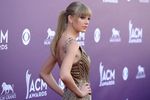 Taylor Swift Cantik Bak Boneka