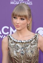 Taylor Swift Cantik Bak Boneka