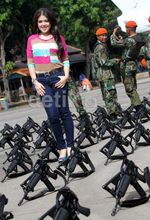 Tina Toon Dikelilingi Tentara