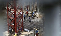 Para pekerja terlihat sedang menyelesaikan pembangunan gedung dikawasan Jl TB Simatupang.
