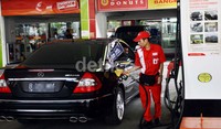     Himbauan pemerintah untuk mobil mewah tidak mengunakan BBM bersubsidi tampaknya tidak digubris. Ramses/detikFoto.