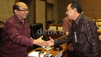 Direktur Utama BTN Maryono (kanan) berbincang dengan Wakil Ketua Komisi XI, Harry Azhar Azis sebelum rapat kerja dimulai. Ramses/detikFoto.