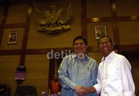 Dahlan Iskan menyalami Ketua Komisi VI Airlangga Hartarto sebelum dimulai. Ramses/detikFoto.