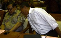 Dahlan Iskan berbincang dengan Wakil Menteri BUMN, Mahmuddin Yasin disela rapat kerja. Ramses/detikFoto.