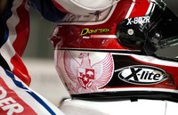Nama Indonesia, logo bendera Merah-Putih, dan gambar Burung Garuda, menempel di hel, Doni Tata. Walaupun membela tim 'asing' (Federal Oil Gresini Moto2), Doni tetap membawa nama negara di kancah internasional yang bergengsi ini.