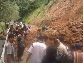 Longsor Putuskan Jalur Pacitan-Ponorogo