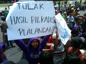 Warga Demo Pilkades Tanpa Tinta Celup