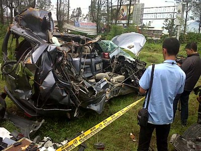 Bangkai Nissan Juke dan Daihatsu Xenia Ringsek