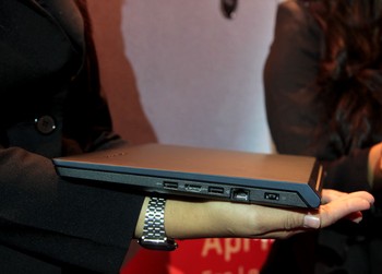 Desain tipis ini mengingatkan kita akan keberadaan ultrabook. Namun Lenovo memposisikan seri M490s di antara ultrabook 14 dan notebook biasa 14.