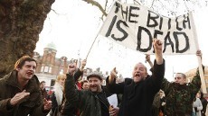 6 Polisi Inggris Terluka Saat Warga Berpesta Merayakan Kematian Thatcher