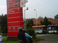 Area SPBU di daerah Ciganjur ini setiap sore digunakan untuk pedagang berjualan aneka gorengan dan martabak yang menggunakan kompor. Sangat berbahaya apabila api menyambar ke pompa bensin yang jaraknya hanya beberapa meter. (Foto: Ari Karno).