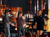 Tim, Keith, dan Taylor tampak sangat menikmati penampilan mereka. Ethan Miller/Getty Images/AFP.