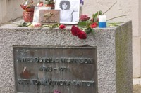 Jim Douglas Morrison, vokalis The Doors yang ngetop tahun 1967, dimakamkan di Pere Lachaise. Makam Morrison, yang meninggal di Paris pada usia 27 tahun itu, termasuk yang paling banyak diziarahi wisatawan (Rita/detikTravel)