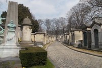 Pemakaman Pere Lachaise yang ada di Jalan Boulevard de Menilmontant ini cukup ramai. Begitu terkenalnya sampai orang-orang pun harus masuk antre untuk bisa dikubur di pemakaman terbesar di Paris ini dengan luas 44 ha ini (Rita/detiktravel)